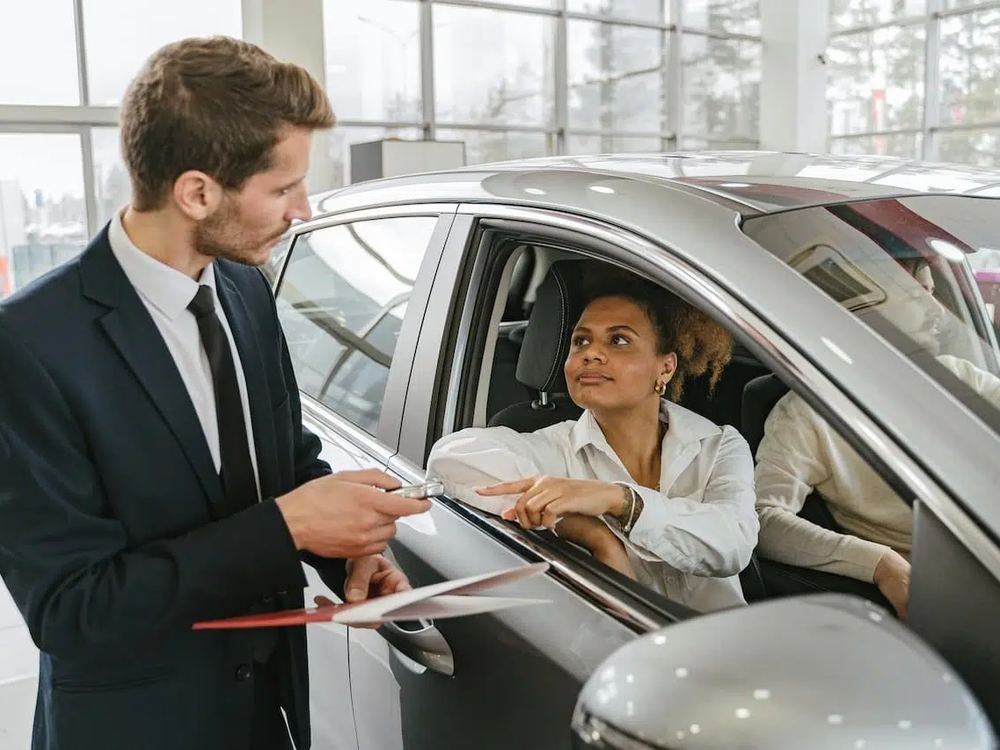 Conseiller remettant les clés d'un véhicule à une cliente